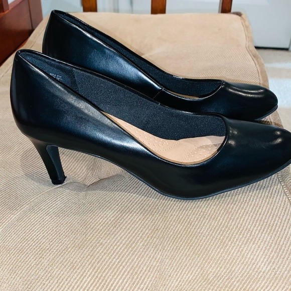 Dexflex Comfort Black Leather Pumps. - Picture 3 of 16